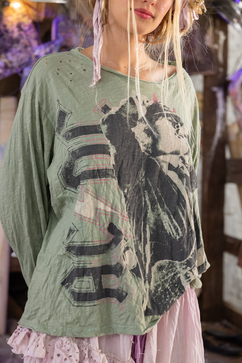 Model in faded green AC/DC top – vintage rock look by Magnolia Pearl